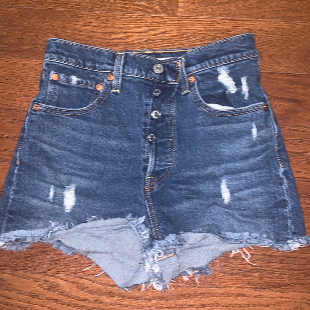 Levi’s Ribcage Jean shorts - Size 27 - Like New!!